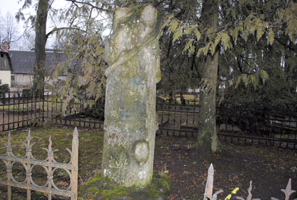 Nostāstiem apvītais akmens pie Bārbeles baznīcas stāv joprojām.