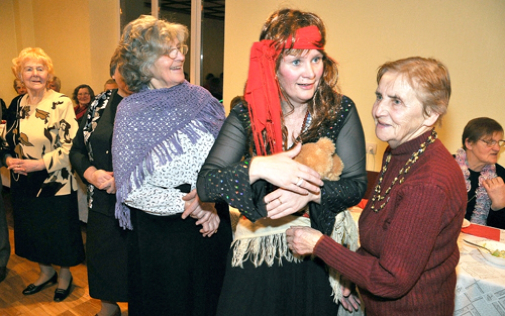 Nenogurdināmā čigāniete – vietējā amatierteātra dalībniece Svetlana Štrobindere – Skaistkalnes pagasta pensionārus iesaistīja rotaļās. 