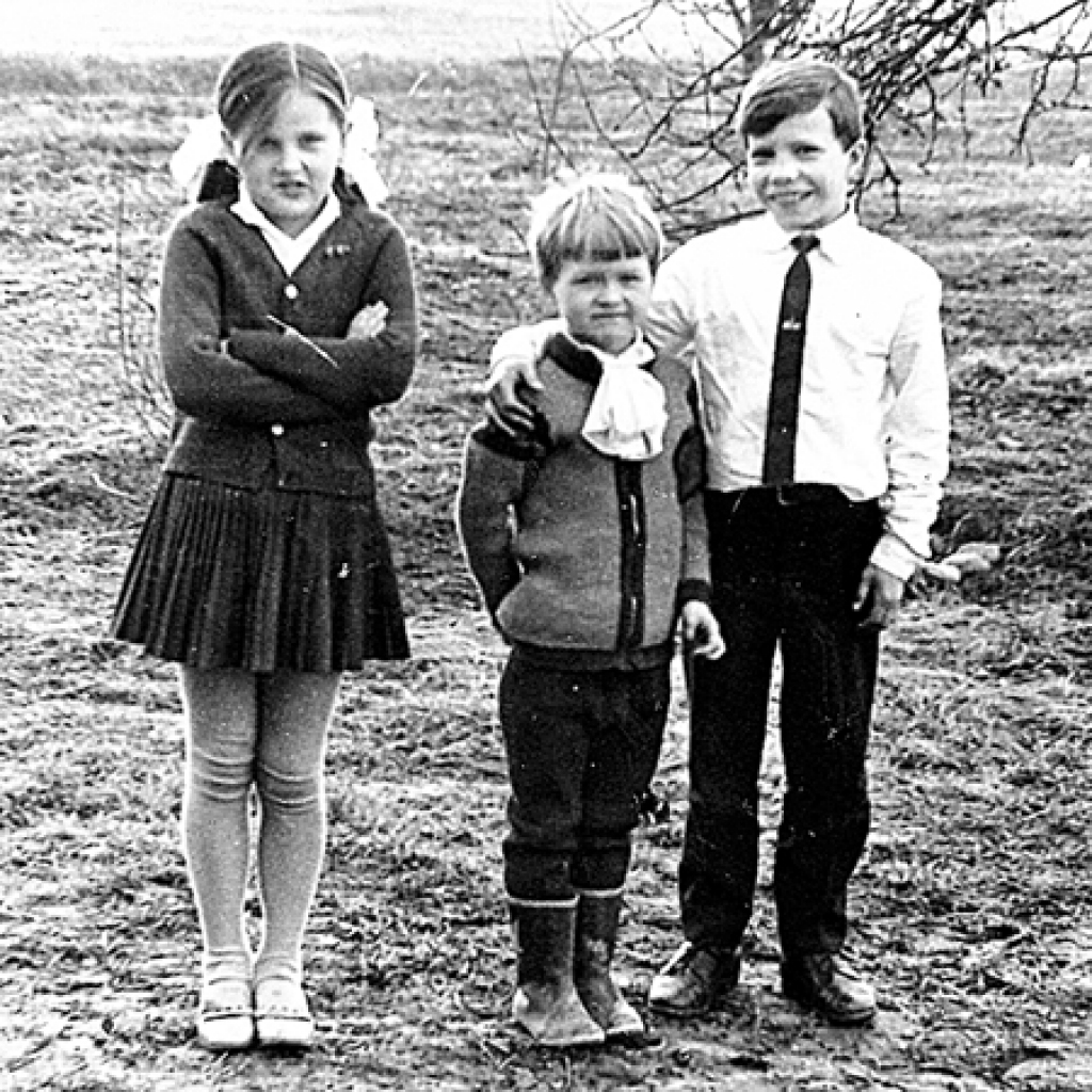 Jubilārs Nikolajs (no labās) ar brālēnu Armandu un māsīcu Jolantu 1976. gadā.