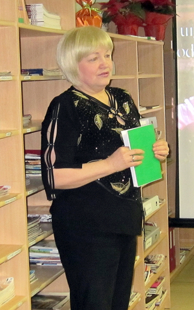 Dzejniece Ināra Zeile tiekas ar iecavniekiem.