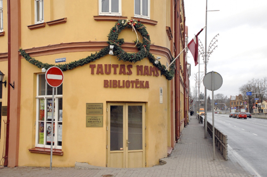 Kultūras centra un Centrālās bibliotēkas ēkas rotājumu Bauskas iedzīvotāji anketās uzrādījuši kā, viņuprāt, glītāko un atbilstošāko Ziemassvētku rotājumu vecpilsētā.