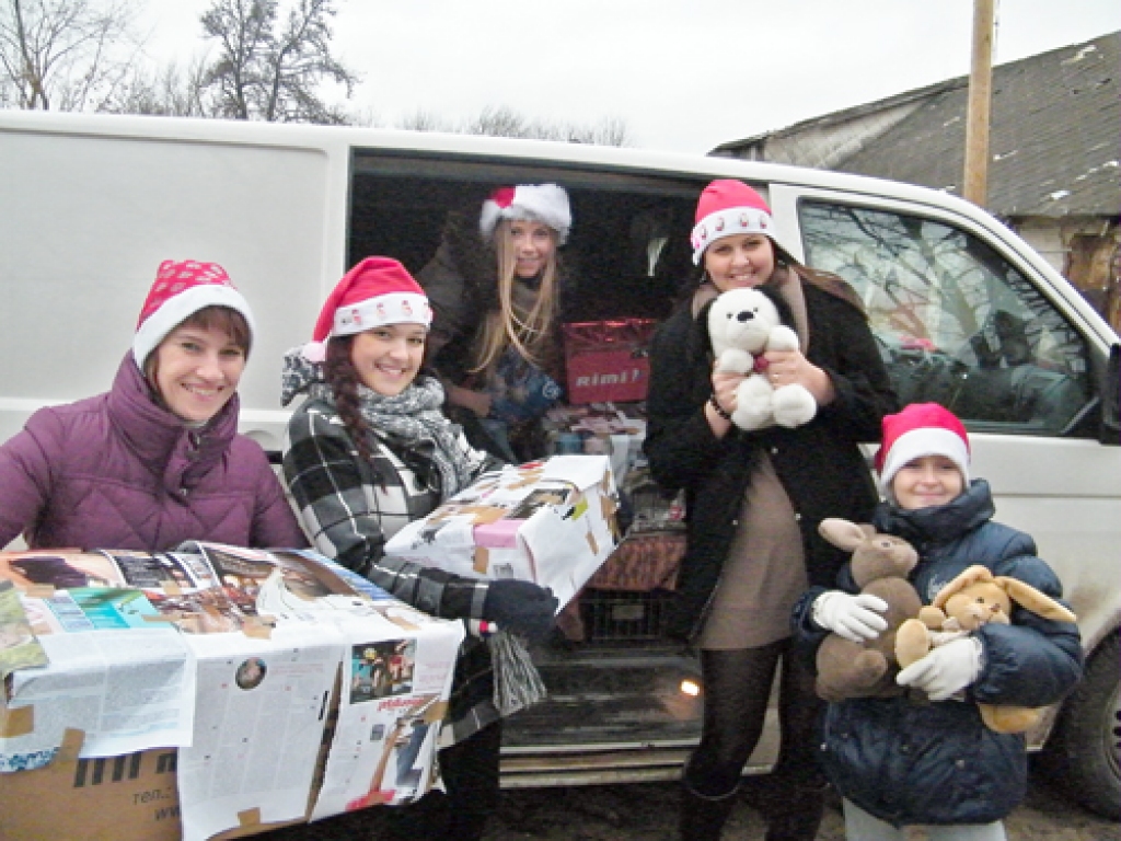 Rūķu meitenes atvedušas dāvanas Rundāles novada ļaudīm.