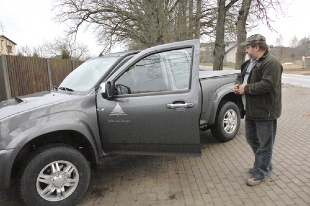 Andis Kavoss, Bauskas mežniecības mežzinis, stāsta, ka jaunais džips neaizstājams būs vasarā, ugunsgrēku laikā.