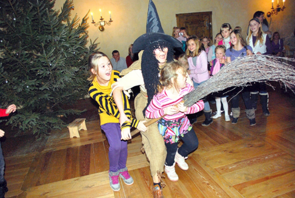 Ragana atradusi vēl divus bērnus, ko stiepj uz katla pusi.