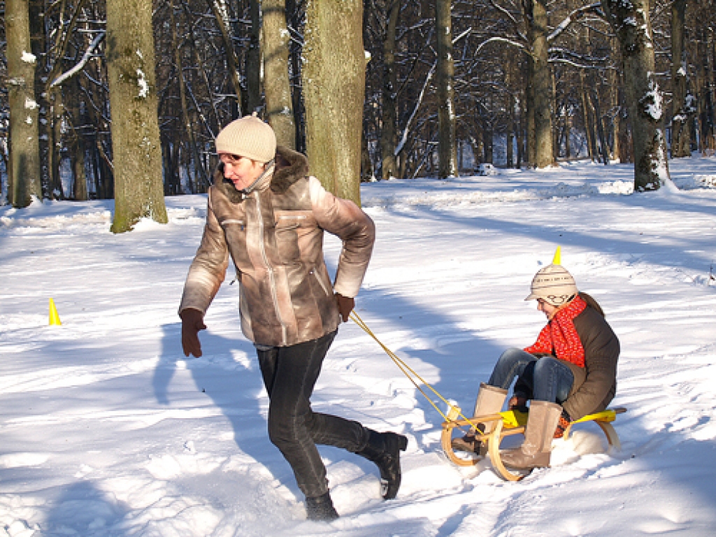 Ragaviņu slaloms, sniega frisbijs un braukšana no kalniņa tālumā bija galvenās ģimeņu ziemas prieku disciplīnas.
Autors: Antra Ērgle