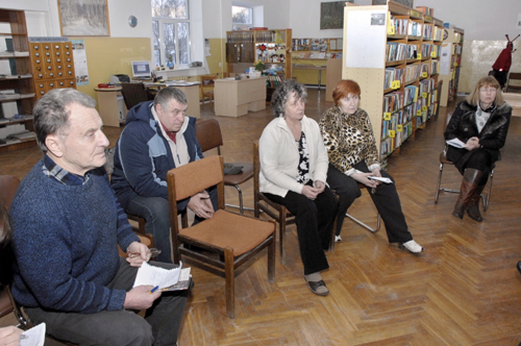 Aktīvi jautājumus dokumenta izstrādātājiem – Ilzei Tijonei un SIA «Konsults» valdes loceklei Inārai Stalidzānei – uzdeva Aleksandrs Rimševics (no kreisās), Juris Ūdrēns un pašvaldības sociālā darbiniece Ināra Kričalo.
Autors: Ivars Bogdanovs