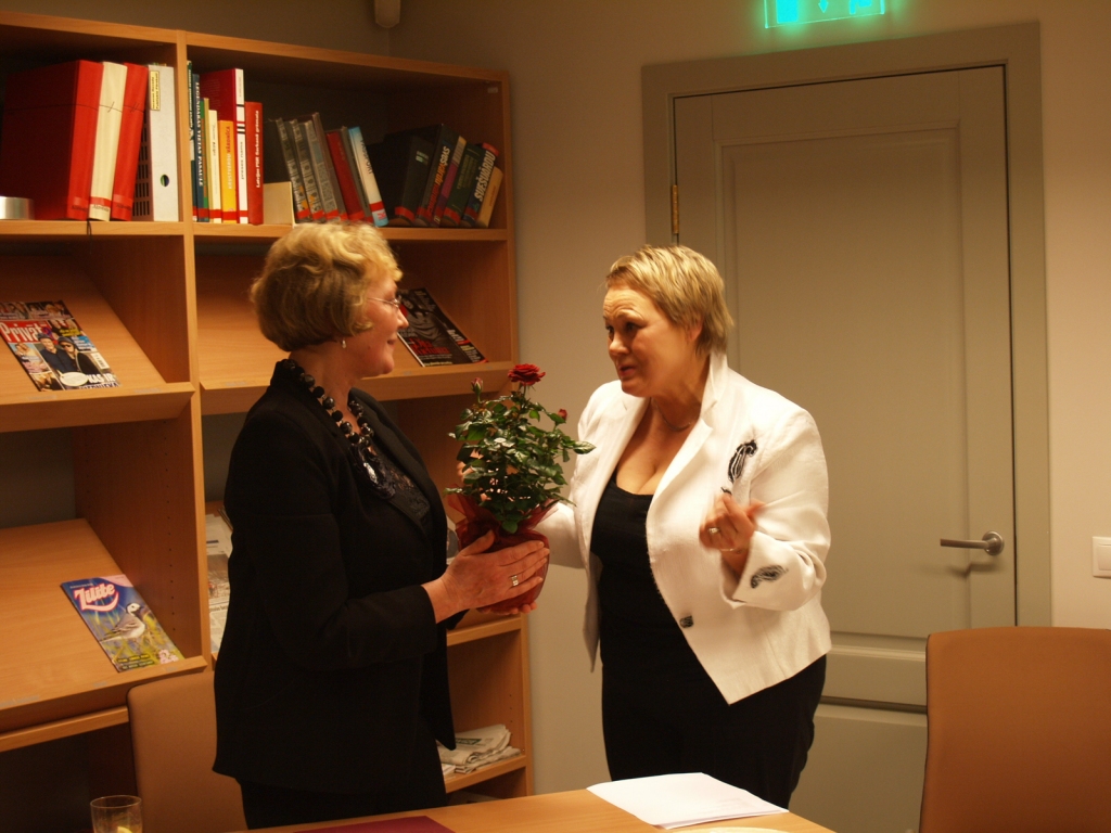 Lāsma Kugrēna saņem pateicības rozi no bibliotekāres Ainas Ezergailes.
Autors: Antra Ērgle