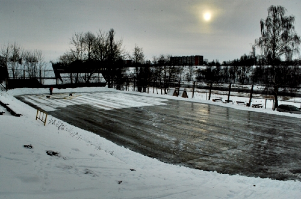 Bauskas novada sporta bāzē ledus klājumu turpinās liet vēl vismaz nedēļu. 
Autors: Uldis Varnevičs