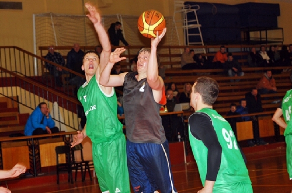 Aldis Beitiņš (ar bumbu), «Ozolu 15» spēlētājs, pēdējā spēlē izcīnīja 18 atlēcošās bumbas. 
Autors: Uldis Varnevičs