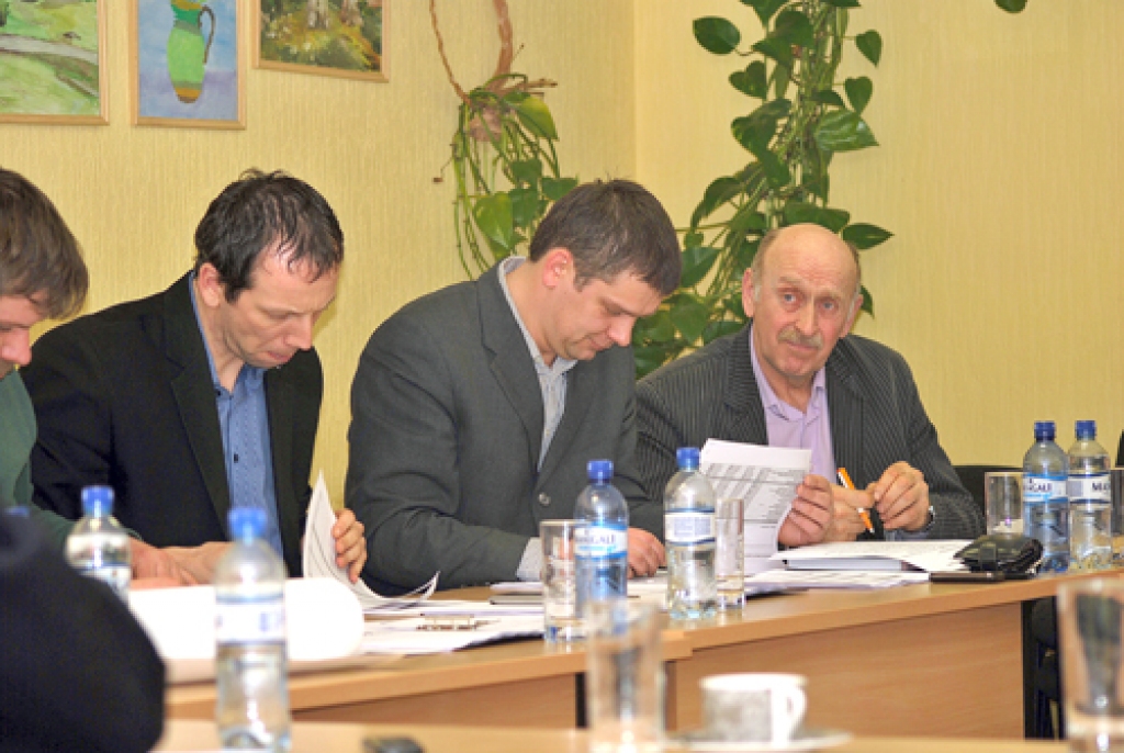 Deputāti Jānis Kovals (no kreisās), Česlavs Batņa un Jānis Kalniņš vēlreiz pārskata Vecumnieku novada budžeta skaitļus. 
Autors: Uldis Varnevičs