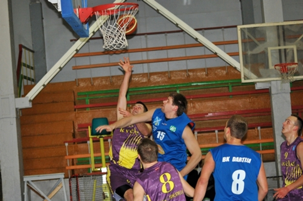 Ģirts Puķe mēģina gūt divus punktus «Kvēle»/SC «Mēmele» labā. Viņam traucē Ģirts Hauks (15. numurs). 
Autors: Uldis Varnevičs