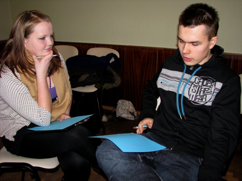 Viens par otru vairāk cenšas uzzināt Īslīces vidusskolas audzēkne Annija Peltmane un Bauskas Valsts ģimnāzijas skolnieks Kristaps Vaivars. 
Autors: Vilnis Auzāns