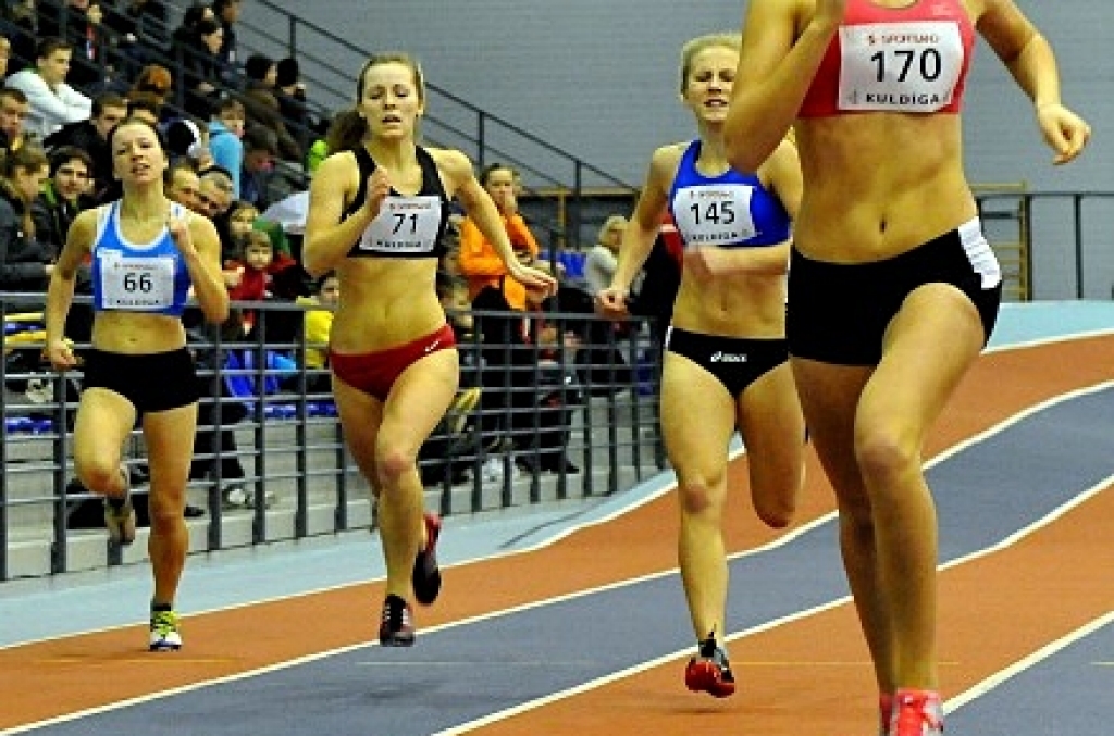 Liene Rotberga (no kreisās, 66. numurs) sacensībās izcīnīja astoto vietu 16 sportistu konkurencē. 
Autors: Romualds Vambuts 