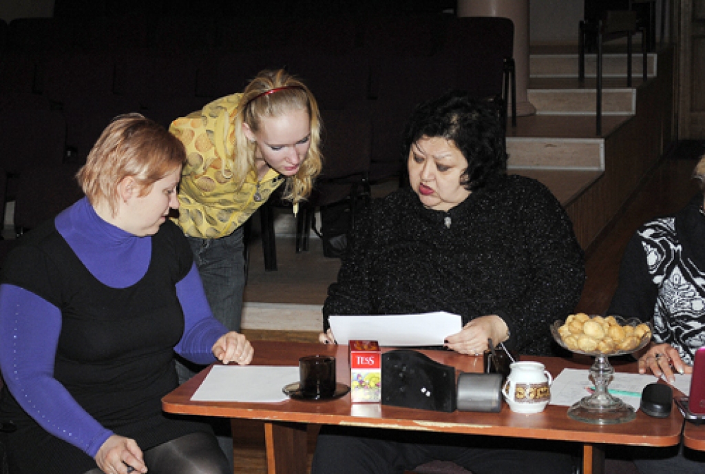 Atlases dalībnieces sniegumu vērtē Jolanda Suvorova (no labās) un Baiba Milzarāja.
Autors: Kristaps Ābelnieks