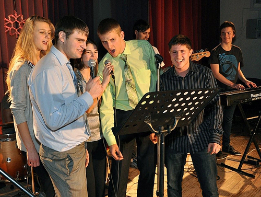 Izrādās, talantīgie sportisti ir apveltīti arī ar muzikāliem dotumiem, jo, pierunājuši Ivara Galiņa vadītās grupas puišus spēlēt pavadījumu, viņi izpildīja vairākas populāras dziesmas. 
Autors: Žanna Zālīte