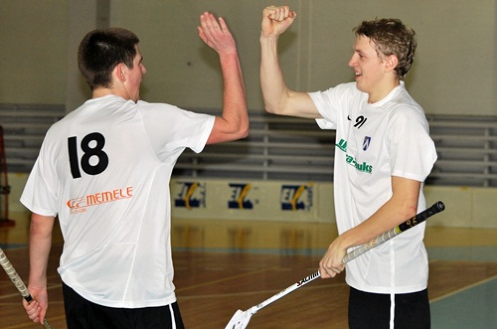 Jānis Akmentiņš (18.numurs) un Pēteris Zeltiņš uzmundrina viens otru. P.Zeltiņš tika atzīts par šī mača vērtīgāko spēlētāju.
Autors: Uldis Varnevičs