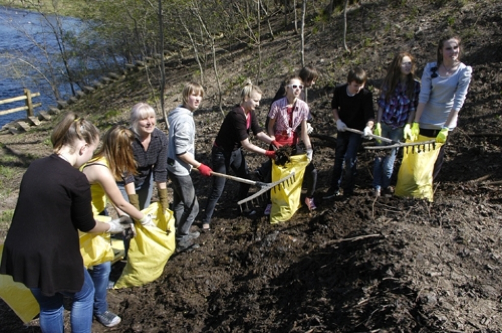 Pērn Lielajā talkā iesaistījās arī Bauskas 1.vidusskolas audzēkņi.
Autors: no 