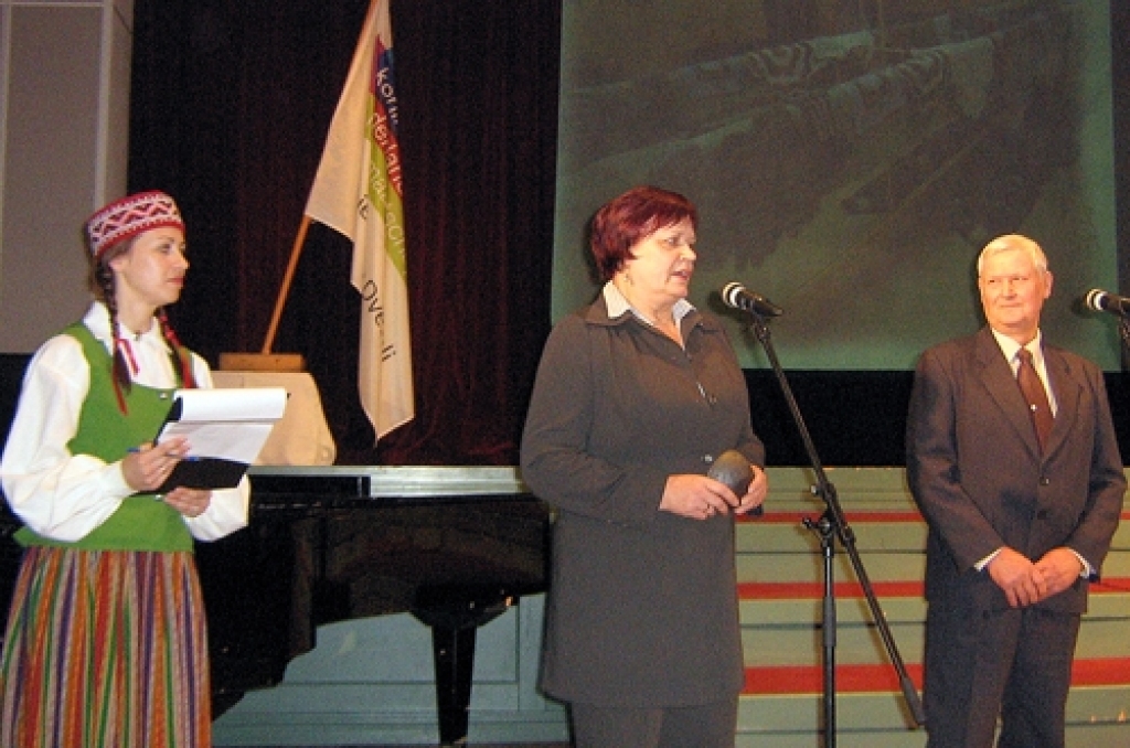 KNHM fonda projektu iepriekšējā  gada noslēguma sarīkojums 2011. gada 16.janvārī Lielvārdē.  Toreiz balvu saņēma  rundālieši - Rundāles novada projekta «Entuziasti» vadītāja Solveiga Ikerte (vidū) un Arvīds Pēkalis no novada projektu vērtēšanas komisijas. No kreisās – Laura Ārente, ikdienā Rundāles novada domes sabiedrisko attiecību un projektu speciāliste, sarīkojumā Lielvārdē – viena no tā vadītājām.
Autors: no 