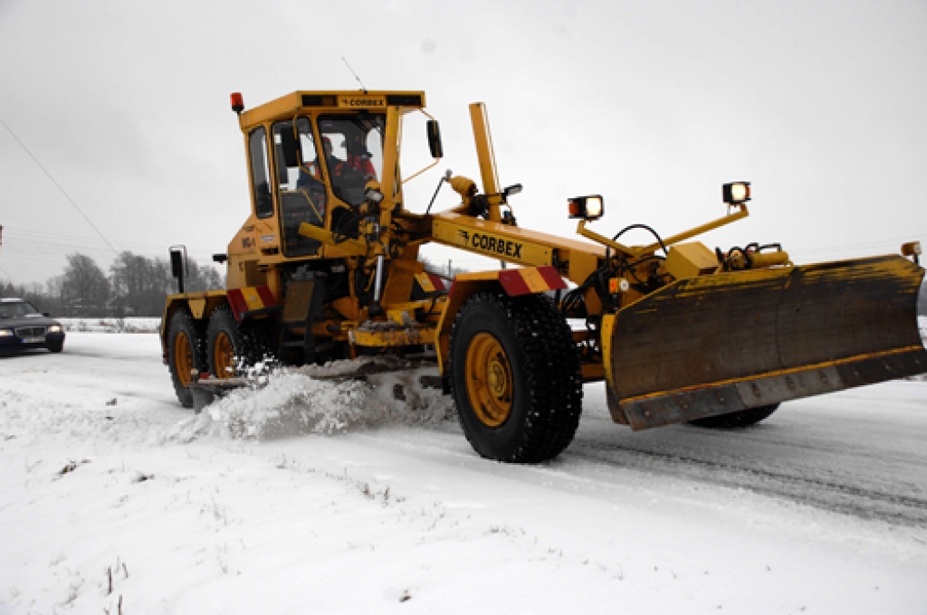 Ceļi tiek uzraudzīti un kopti ne tikai Vecumnieku novadā, ļaudis strādā arī Bauskas novadā. Attēlā – greiders uz ceļa Mežotnes virzienā. 
Autors: Ivars Bogdanovs