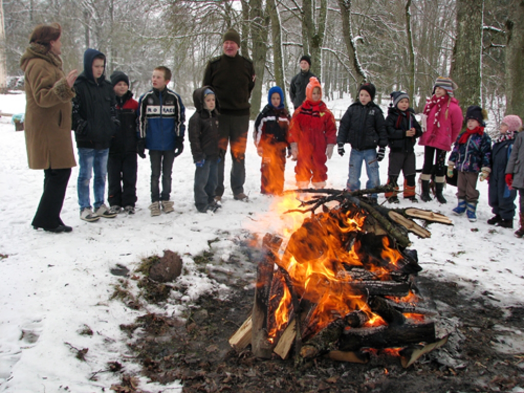 Barikāžu laika piemiņai pie Svitenes skolas 19. janvārī  iedegts ugunskurs.
Autors: Vilnis Auzāns