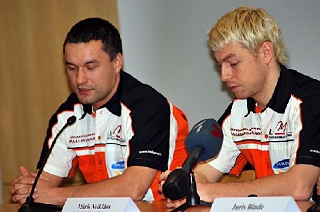 Ringolds Bērziņš (no kreisās) un Māris Neikšāns – Latvijas Mobilā telefona rallija komandas ekipāža. 
Autors: Uldis Varnevičs