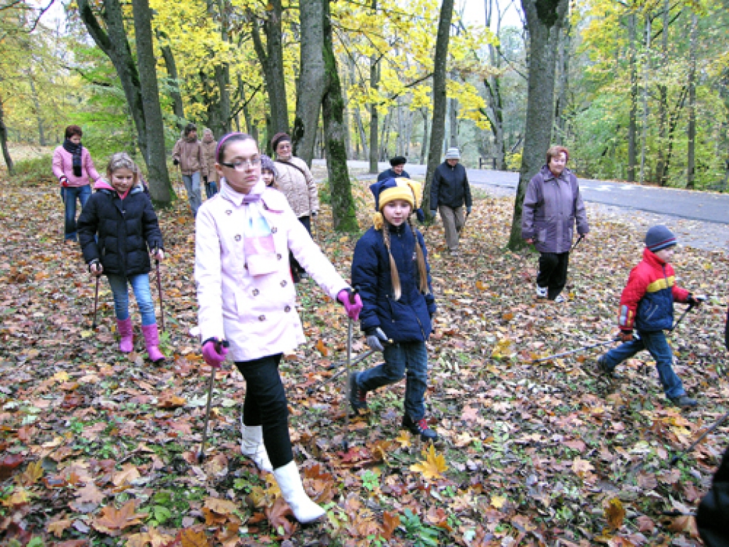 Iecavā veselības veicināšanai ir notikušas arī nodarbības nūjošanā.
Autors: no «Bauskas Dzīves» arhīva