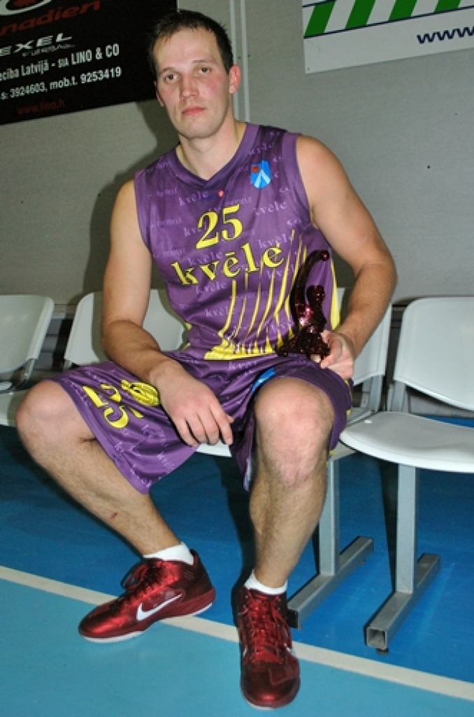Māris Baranovskis ar Latvijas Basketbola līgas mēneša vērtīgākā spēlētāja balvu. 
Autors: Uldis Varnevičs