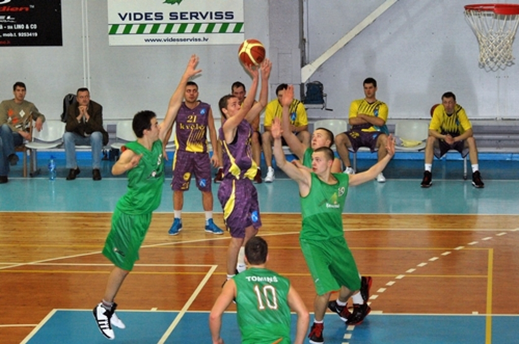 Toms Vilks (ar bumbu) guva sešus punktus spēlē pret BJBC «Ķeizarmežs» komandu.
Autors: Uldis Varnevičs