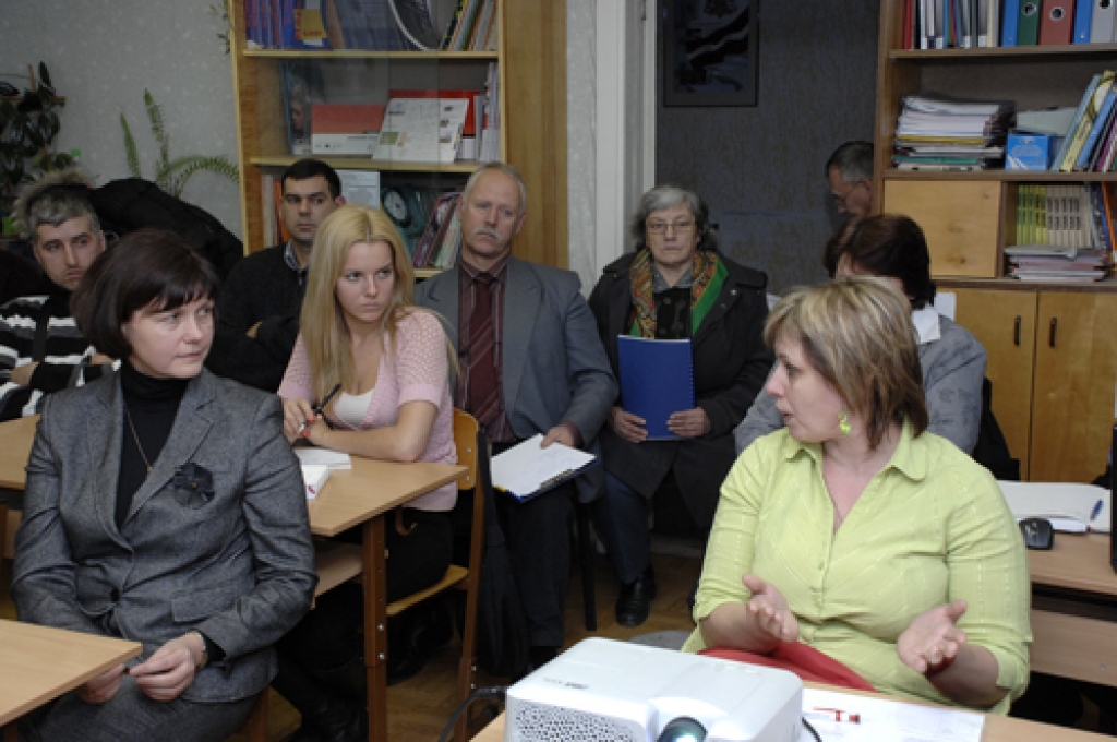 Daudzfunkcionālā centra «Strēlnieki» vadītāja Inga Mauriņa (no labās) diskutē ar novada domes attīstības un plānošanas nodaļas vadītāju Ilzi Tijoni.
Autors: Ivars Bogdanovs