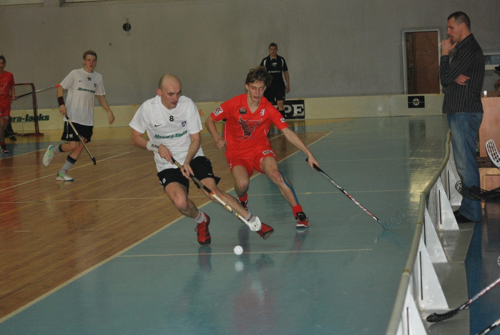 Par bumbiņu laukumā cīnās Pēteris Maziks (8. numurs). Spēli vēro treneris Ingus Panteļejevs (no labās). 
Autors: Uldis Varnevičs