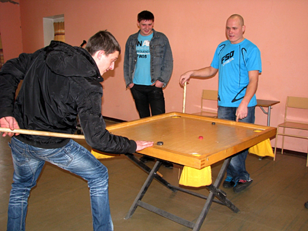 Pēdējā sitienā Viktors Kozičs (no kreisās) izspēlēja savu meistarstiķi un uzvarēja Gati Ūdri. 
Autors: Vilnis Auzāns