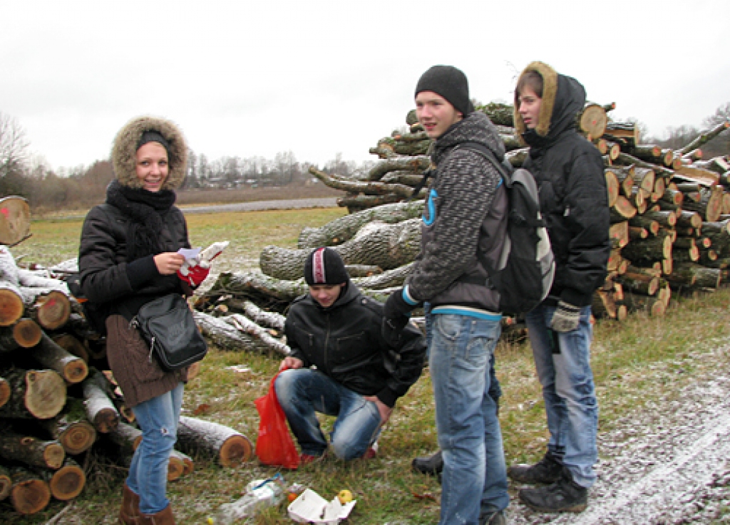 Zane Alksne pirmajā kontrolpunktā pārbauda, kā komandas tikušas galā ar uzdevumu. 
Autors: Vilnis Auzāns