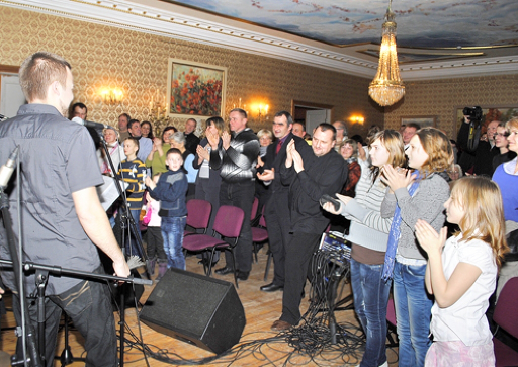 Svinīgajā ceremonijā kapelāns Andrejs Mediņš (vidū) pateicās daudzām ģimenēm, kas Bruknā nesavtīgi dalās savās prasmēs un pieredzē. 
Autors: Juris Iļņickis