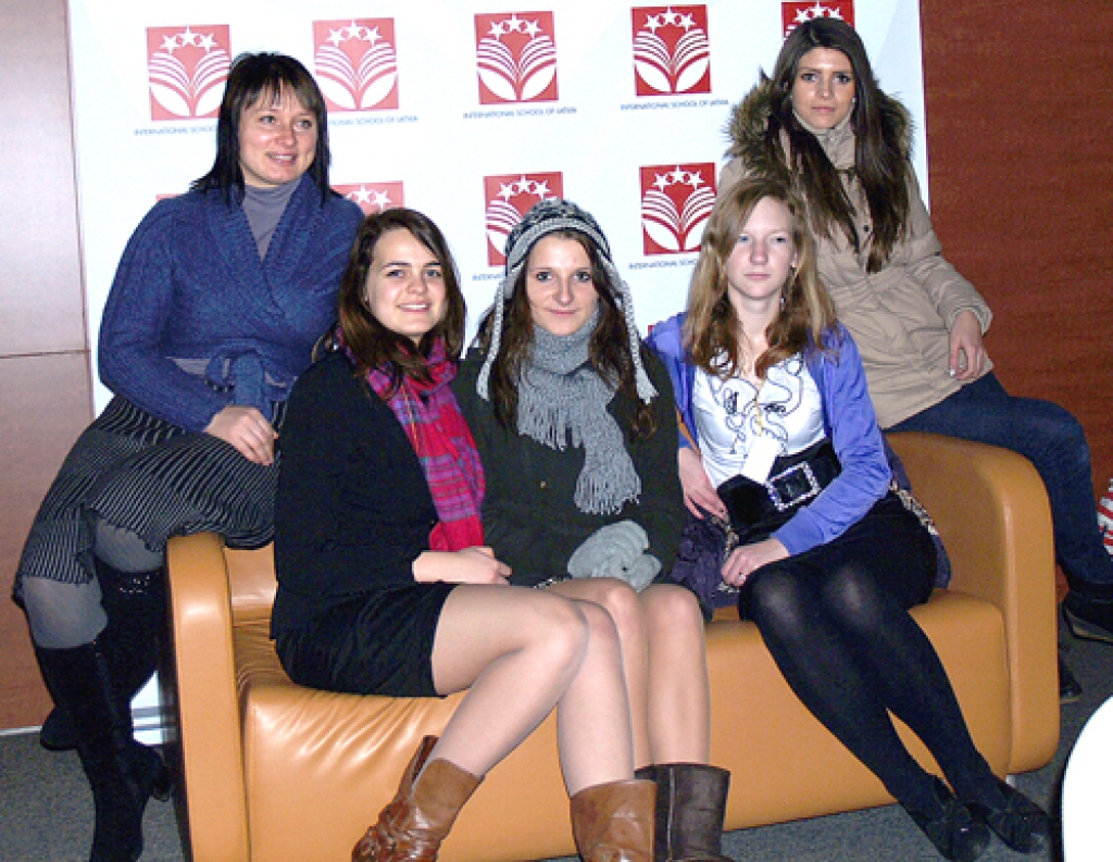 Eiropas Jauniešu parlamenta dalībnieces no Iecavas – Marta Ņikiforova (no labās), Katrīna Merca, Evija Zade, Maija Krastiņa. Audzēknes apciemoja skolotāja Vita Lauciņa-Veinere.
Autors: no albuma