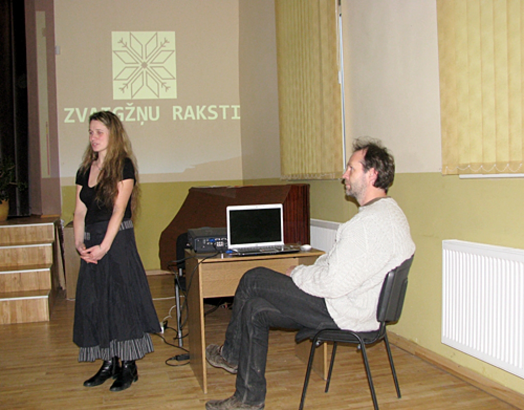 Par zvaigžņu rakstiem latviešu folklorā stāsta folkloras kopas «Laukam pāri» vadītāja Elīna Kūla-Braže. 
Autors: Vilnis Auzāns