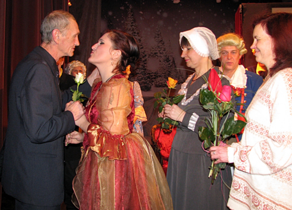 Edvīnu Hegenbartu pēc jubilejas izrādes sveic aktieru kolektīvs. 
Autors: Vilnis Auzāns