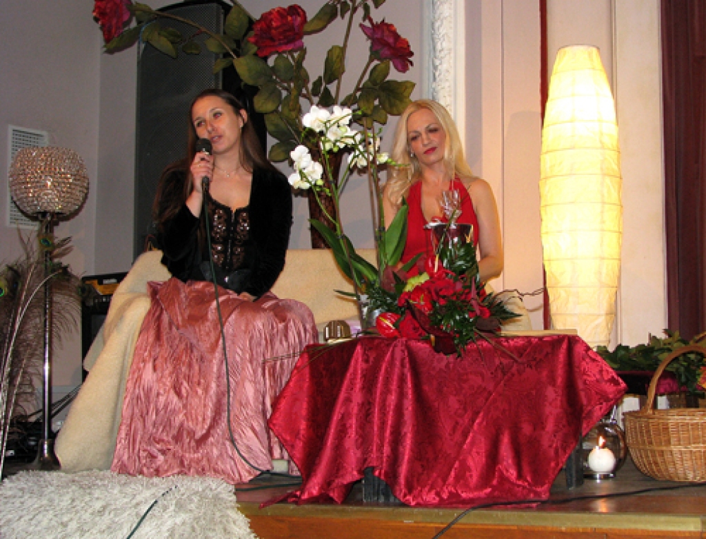 Bauskas bērnu un jauniešu centra vokālās studijas «Miljons» debijas albuma «Skaiti līdz miljons» panākumu nopelns ir komponistei Anitai Rezevskai. Koncertā Bauskas kultūras centrā viņa sveica studijas vadītāju Māru Filipoviču (no labās). 
Autors: Vilnis Auzāns