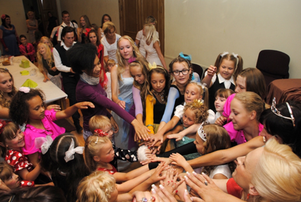 Lingita Lina Bopulu (centrā) vokālās studijas «Miljons» jubilejas koncertā Bauskā pērn, vasarā. 
Autors: Ivars Bogdanovs