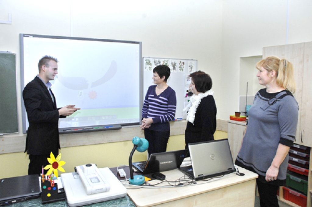 Skolotājas Inguna Sarguna (no labās), Vija Brikere un Evrika Udalova ieklausās apgāda «Zvaigzne ABC» redaktora Valda Lindes stāstītajā. 
Autors: Ivars Bogdanovs