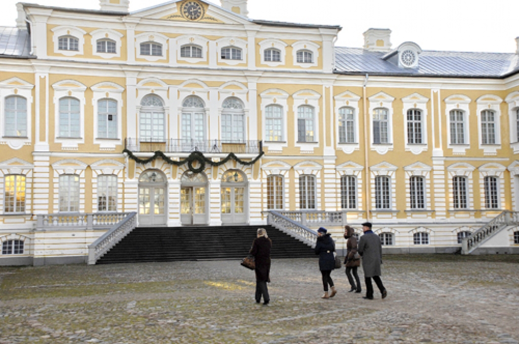 Rundāles pili pagājušā gada 31.decembrī apmeklējuši 142 interesenti, šogad 1. janvārī – 141, bet 2. janvārī jau 537 cilvēki.
Autors: Ivars Bogdanovs