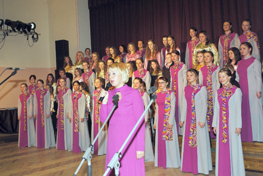 «Via Stella» 15. dzimšanas dienas koncertā kopā ar diriģenti Lieni Batņu.
Autors: Juris Iļņickis