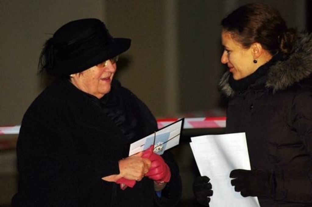 Ieva Bronko-Pastore (no labās) pasniedz dāvanu karti Bauskas Centrālās bibliotēkas vadītājai Baibai Tormanei.
Autors: Uldis Varnevičs