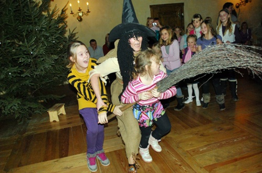 Ragana atradusi vēl divus bērnus, ko stiepj uz katla pusi. 
Autors: Uldis Varnevičs