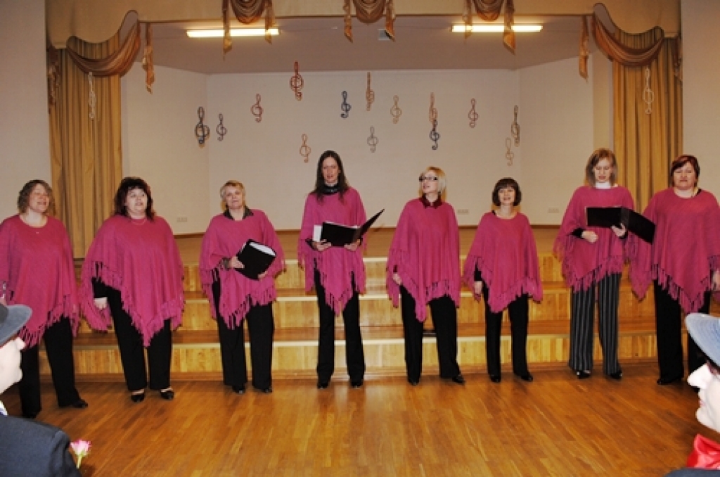 Codes pagasta sieviešu vokālais ansamblis «Mežrozītes» 25. februāra vakarā rīkoja pasākumu, uz kuru aicināja ciemos arī citas amatierkopas. Iemesls bija pietiekami nozīmīgs – desmit gadu jubileja.

Ansambli kopš pirmajām dienām vadīja...
Autors: Juris Iļņickis