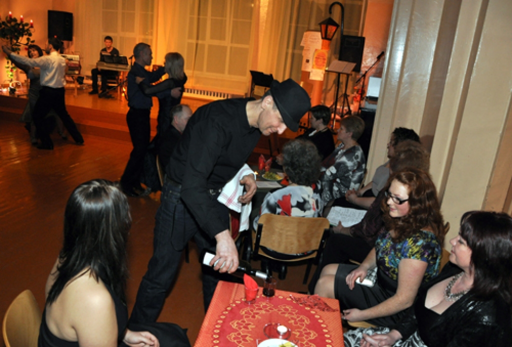 25. februāra vakarā Vecumnieku novada Stelpes pagasta pamatskolas zālē sanākušie varēja skurbt no noskaņas, ko savā daiļradē atklājis Rīgas trauksmainās dzīves apdzejotājs Aleksandrs Čaks.
Vietējās amatierteātra kopas «Urguči» dalībnieki...