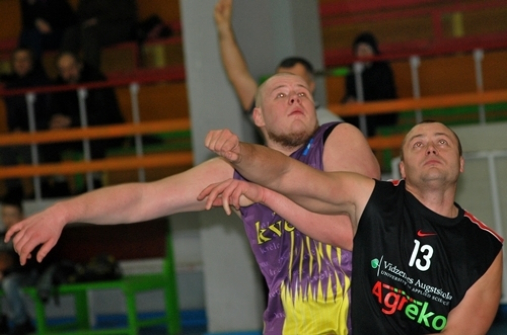 Komanda «Kvēle»/sporta centrs «Mēmele» 21. februāra vakarā aizvadīja spēli mājās, uzvarot vienu no Latvijas Basketbola līgas (LBL) trešās divīzijas līderiem – komandu BK «Vidzemes Augstskola» – ar 87:61.

Pēc panākuma baušķenieki ir...
Autors: Uldis Varnevičs