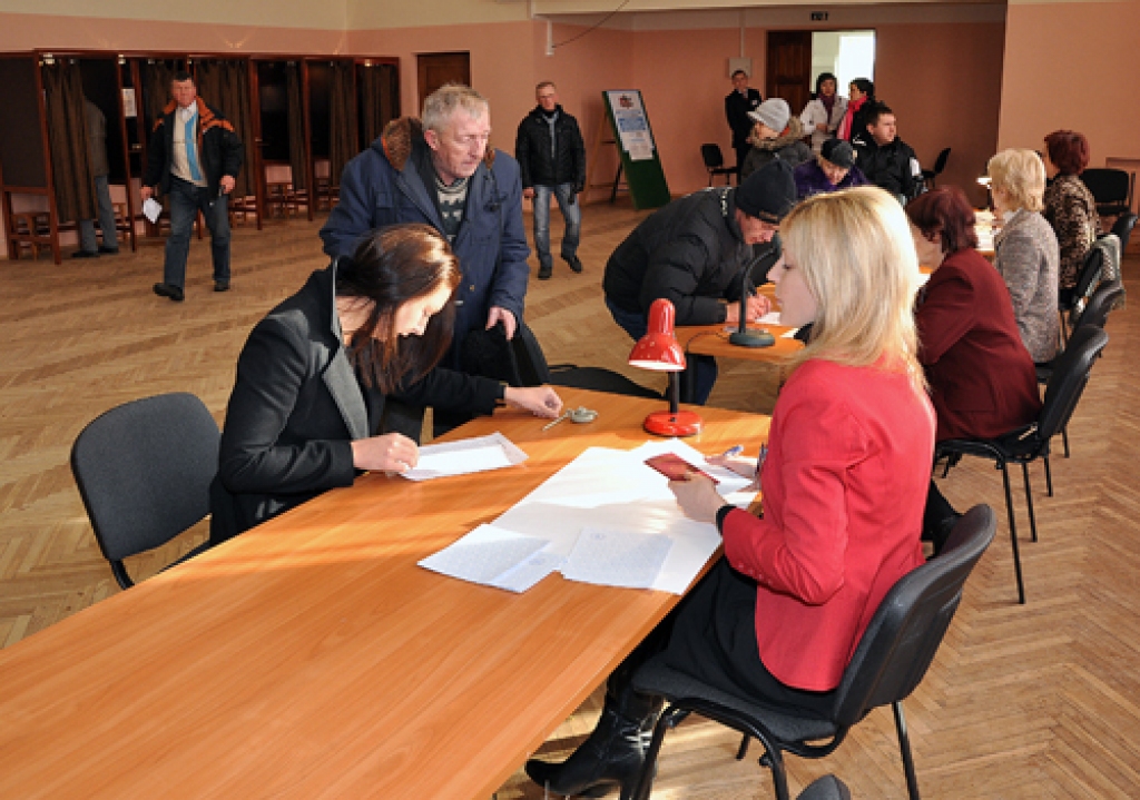 Vecumnieku novadā referendumā 18. februārī viennozīmīgu atbalstu latviešu valodai pauda 4848 vēlētāji (95,45%), kuri nobalsoja pret Satversmes grozījumiem, kas paredz valsts valodas statusa piešķiršanu krievu valodai. 
Fotogrāfijās...