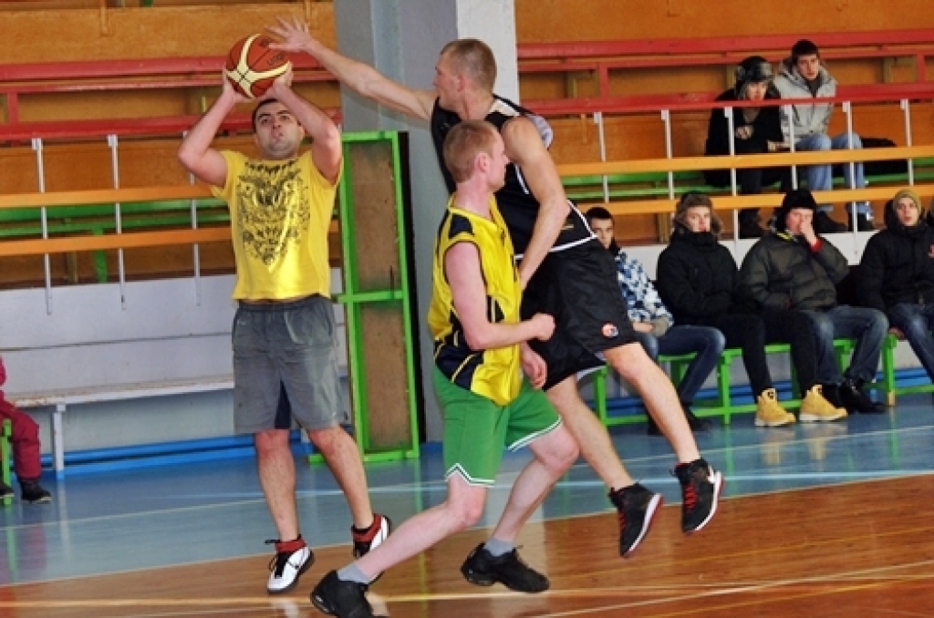 Divu spēļu summā ar rezultātu 114:104 sporta centra «Mēmele» kausu
basketbolā izcīnīja basketbola klubs «Bauskas zelta lauvas», kas finālā
pārspēja Codes pagasta komandu.

Turnīrā piedalījās septiņas vienības – BK «Bauskas zelta lauvas»,...
Autors: Uldis Varnevičs