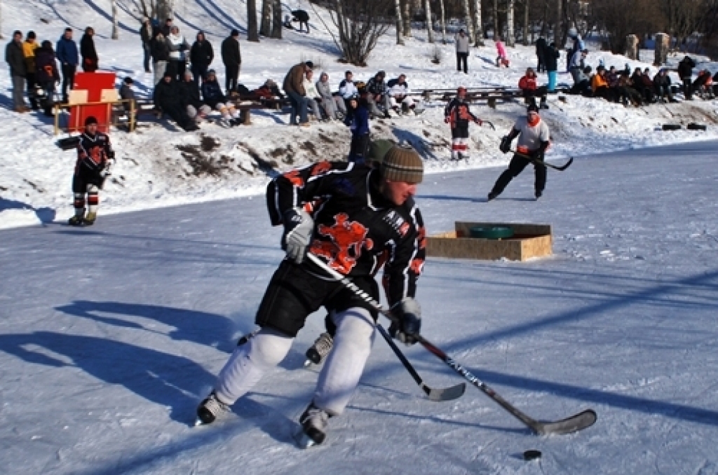 Šogad hokeja sacīkšu organizatori bija atvieglojuši sportistiem dalību
sacensībās. Pieteiktas bija 16 komandas, kuras tika sadalītas četrās
apakšgrupās. Vispirms visas spēles izspēlēja pirmās divas apakšgrupas un
vēlāk otras divas, kas...
Autors: Uldis Varnevičs