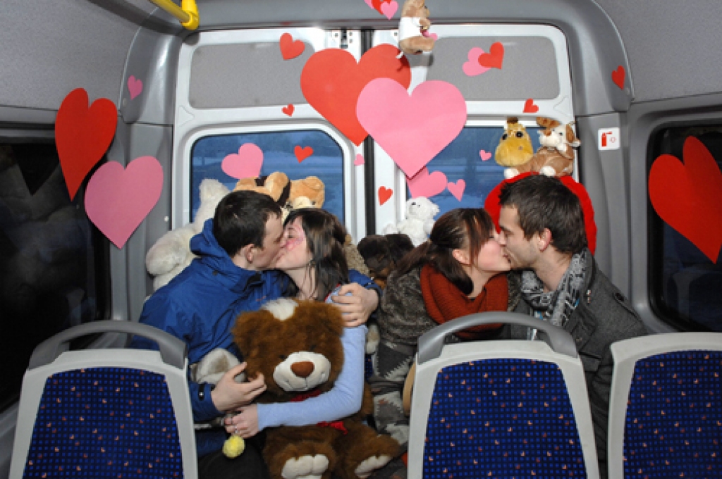 Jautra mūzika, smiekli un daudz pozitīvu emociju – tas viss 14. februāra vakarā virmoja gaisā Bauskas autoostā. Jauniešu apvienības „Jums” un Bauskas kultūras centra kopīgi rīkotajā pasākumā te bija piestājis „Valentīndienas ekspresis”.
...
Autors: Ivars Bogdanovs